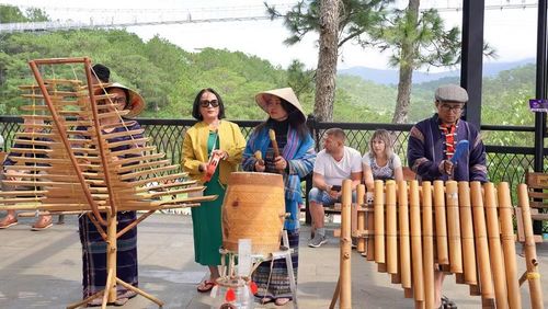 Các hoạt động văn hóa, nghệ thuật phục vụ du khách dịp Lễ 2/9 tại khu du lịch Thung lũng Tình yêu-Đà Lạt. (Ảnh: T.A)
