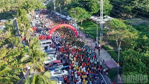 Chương trình “Cùng Việt Nam tiến bước” năm 2026 tại khu vực Công viên Bãi đá Ông Địa, tỉnh Lâm Đồng thu hút đông đảo người dân địa phương và du khách. (Ảnh: Thanh Hải)