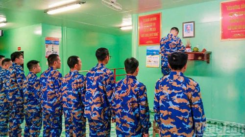 Trong khu sinh hoạt, sắc đỏ của Quốc kỳ hòa cùng pa-nô, khẩu hiệu chào mừng Quốc khánh, làm không gian giữa biển xa thêm ấm áp. Những lá cờ được treo trang trọng, những hình ảnh về đất nước, quê hương tạo nên không khí rất riêng cho ngày lễ trên Nhà giàn DK1. Xa đất liền, cán bộ, chiến sĩ vẫn đón Tết Độc lập bằng những điều giản dị nhưng chứa đựng tình cảm sâu sắc với quê hương, đất nước.