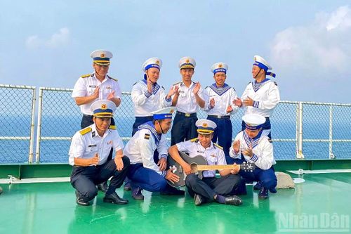Tổ chức văn hóa, văn nghệ, thể dục thể thao, tạo không khí đoàn kết, vui tươi, đầm ấm. Qua đó, góp phần động viên cán bộ, chiến sĩ vơi nỗi nhớ đất liền, gia đình, thêm phấn khởi và yên tâm công tác.