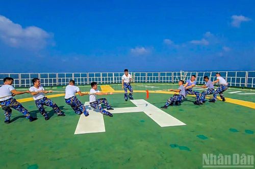 Cùng với duy trì nghiêm chế độ trực sẵn sàng chiến đấu, các Nhà giàn DK1 tổ chức nhiều hoạt động phù hợp điều kiện đặc thù trên biển như sinh hoạt chính trị, tuyên truyền về truyền thống, ý nghĩa lịch sử của Cách mạng Tháng Tám và Quốc khánh 2/9.