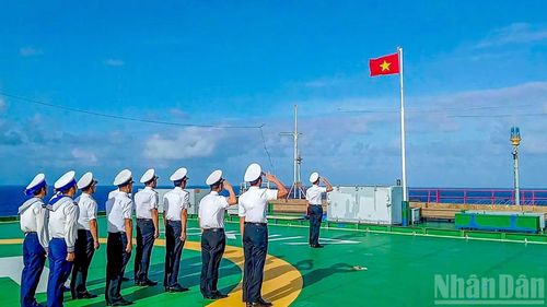 Cán bộ, chiến sĩ Nhà giàn DK1 trang nghiêm thực hiện nghi lễ chào cờ nhân kỷ niệm 81 năm Quốc khánh nước Cộng hòa xã hội chủ nghĩa Việt Nam.