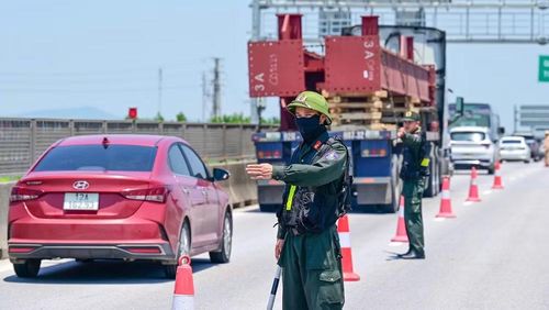 Lực lượng chức năng điều tiết giao thông trên các tuyến cao tốc. (Ảnh: Cục Cảnh sát giao thông)