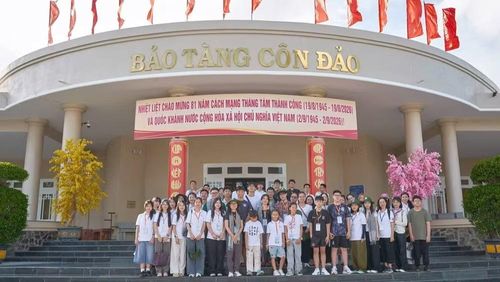 Các bạn trẻ đến tham quan Bảo tàng Côn Đảo. (Ảnh: Ban Tổ chức)