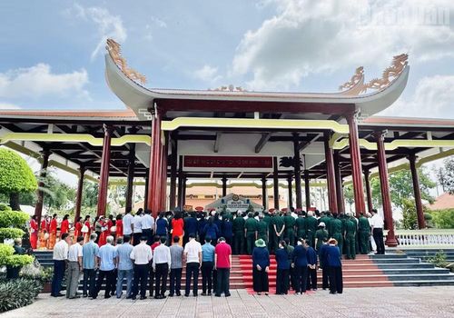 Đông đảo cán bộ, nhân dân các nơi trong tỉnh Cà Mau viếng Đền thờ Bác Hồ tại xã Châu Thới, ngày 2/9/2026. (Ảnh: TRỌNG DUY).