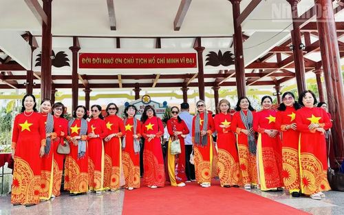 Các tầng lớp nhân dân trong tỉnh Cà Mau viếng Đền thờ Bác Hồ tại xã Châu Thới, ngày 2/9/2026. (Ảnh: TRỌNG DUY).