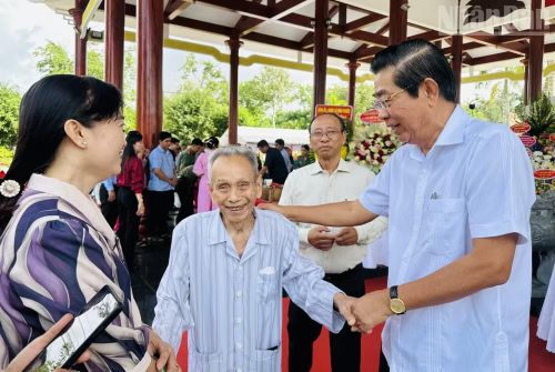 Đồng chí Võ Văn Dũng, nguyên Bí thư Tỉnh ủy Bạc Liêu (nay thuộc tỉnh Cà Mau), ân cần đón đồng chí Ngô Minh Chánh, nguyên Tỉnh ủy viên, nguyên Tổng Biên tập Báo Minh Hải, mặc dù tuổi cao, sức yếu ông vẫn đến viếng Đền thờ Bác Hồ tại xã Châu Thới, ngày 2/9/2026. (Ảnh: TRỌNG DUY).