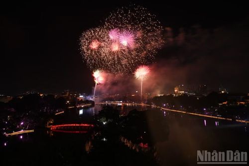 Thủ đô Hà Nội tổ chức bắn pháo hoa từ 21 giờ đến 21 giờ 15 phút.
