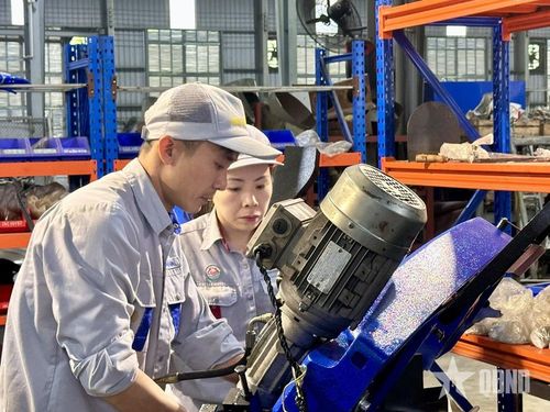  Công nhân Nhà máy Z113, Tổng cục Công nghiệp Quốc phòng hiệu chỉnh sản phẩm trên máy. 