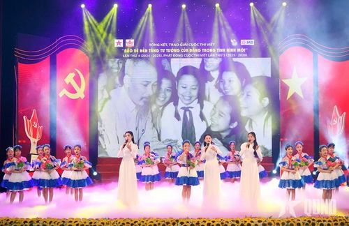 Chương trình nghệ thuật ca ngợi Đảng quang vinh, Bác Hồ vĩ đại tại Lễ tổng kết, trao giải Cuộc thi viết "Bảo vệ nền tảng tư tưởng của Đảng trong tình hình mới" lần thứ 4 do Báo Quân đội nhân dân phối hợp với các đơn vị tổ chức. Ảnh: TUẤN HUY