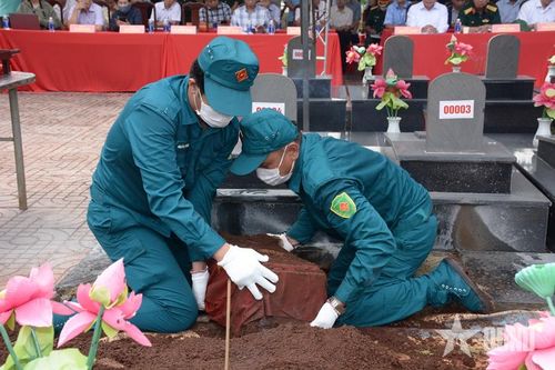 Thực hành lấy mẫu hài cốt liệt sĩ tại xã Quảng Phú (Đắk Lắk) để các đơn vị, địa phương khác rút kinh nghiệm, triển khai đồng loạt.