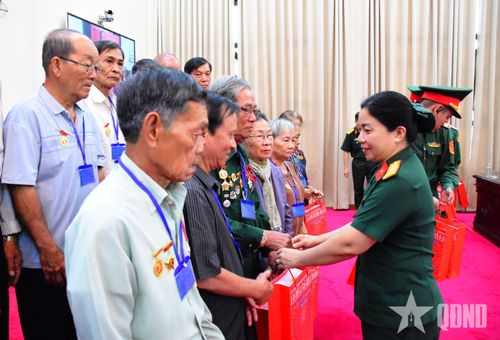 Trao những phần quà ý nghĩa của Bộ Quốc phòng tặng đại biểu người có công tỉnh Đồng Tháp.