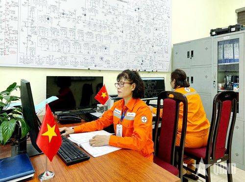 Tổ trực vận hành Điện lực Bằng Giang, Công ty Điện lực Cao Bằng theo dõi tình trạng vận hành hệ thống. Ảnh: HƯƠNG LY