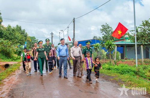 Cán bộ, chiến sĩ, người dân xã Quảng Trực, tỉnh Lâm Đồng vui mừng, phấn khởi mừng Quốc khánh 2-9. Ảnh: HỒNG THẮM