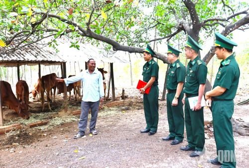 Ông Lâm Bưng là hộ đồng bào dân tộc tiêu biểu vươn lên xóa nghèo từ mô hình “Ngân hàng bò giống giúp người nghèo nơi biên giới”.
