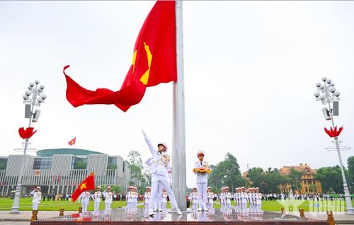Quốc kỳ tung bay trên Quảng trường Ba Đình. Ảnh: TUẤN HUY