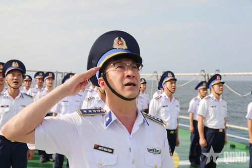  Đại tá Nguyễn Minh Khánh, Phó tư lệnh, Tham mưu trưởng Vùng CSB 2 chủ trì lễ chào cờ. 