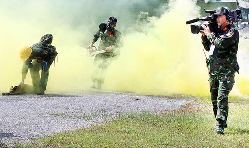 Phóng viên Trung tâm Phát thanh - Truyền hình Quân đội tác nghiệp tại Cuộc thi “Vùng tai nạn” trong khuôn khổ Hội thao Quân sự quốc tế năm 2022 tại Hà Nội. Ảnh: qdnd.vn