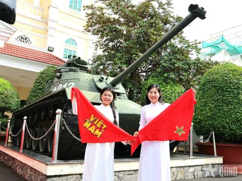 Du khách tại Bảo tàng Quân khu 9.