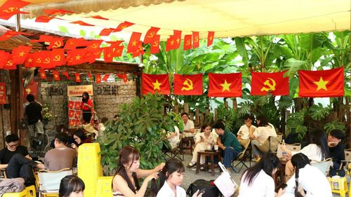  Các quán cà phê trang trí cờ đỏ sao vàng.