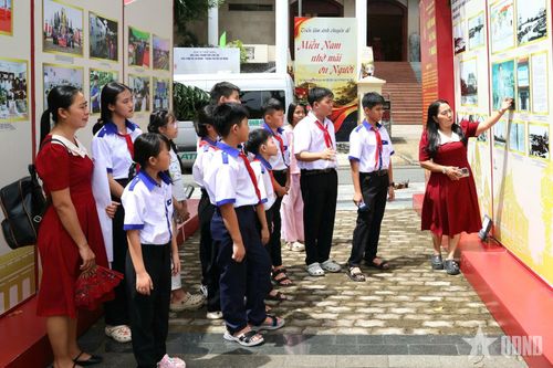  Một số trường tổ chức cho học sinh tham quan triển lãm ảnh "Miền Nam nhớ mãi ơn Người" tại Bảo tàng TP Cần Thơ. 