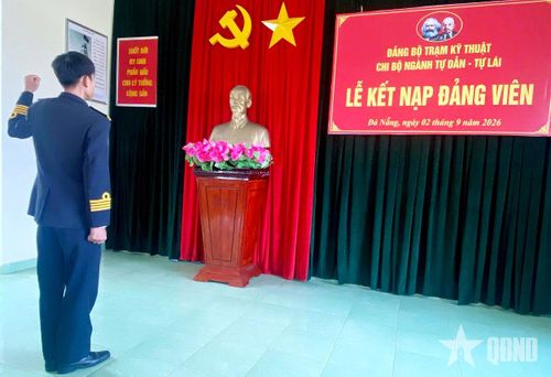 Thượng úy QNCN Nguyễn Hữu Thắng được kết nạp Đảng vào ngày Tết Độc lập. 