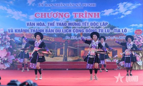 Một tiết mục văn nghệ đặc sắc trong khuôn khổ chương trình văn hóa, thể thao mừng Tết Độc Lập và khánh thành bản du lịch cộng đồng Tù Lu - Tìa Ló, xã Pu Nhi.