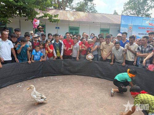 Thi bịt mắt bắt vịt tại Ngày hội Văn hóa, Thể thao các dân tộc xã Sín Thầu lần thứ I, năm 2026.