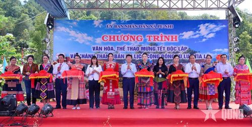 Trao cờ lưu niệm tặng các đội tham gia chương trình văn hóa, thể thao mừng Tết Độc Lập và khánh thành bản du lịch cộng đồng Tù Lu - Tìa Ló, xã Pu Nhi.