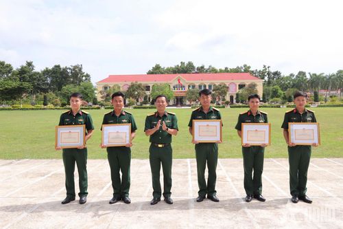 Trao giải cho các đội thi.