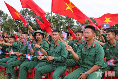 Cán bộ, chiến sĩ hào hứng cổ vũ các tiết mục dự thi.
