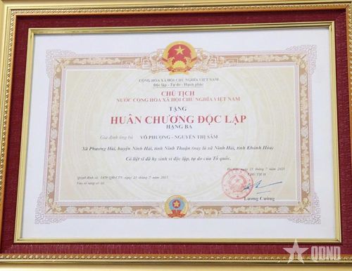 Huân chương Độc lập hạng Ba Nhà nước trao tặng vợ chồng mẹ Việt Nam anh hùng Nguyễn Thị Sâm.