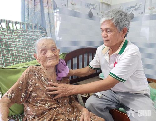 Anh Võ Văn Việt chăm sóc Bà mẹ Việt Nam Anh hùng Nguyễn Thị Thiểu.
