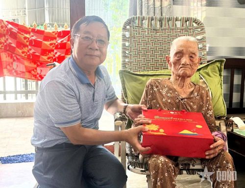 Tác giả bài viết tặng quà mẹ Nguyễn Thị Thiểu.