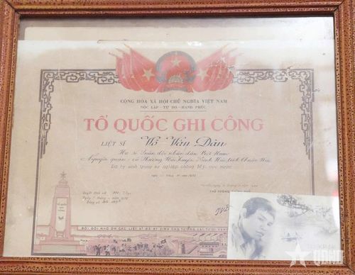 Bằng Tổ quốc ghi công liệt sĩ Võ Văn Dân.
