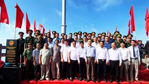 Các đại biểu chụp ảnh kỷ niệm trong buổi lễ khánh thành cột cờ. Ảnh do UBND xã Xín Mần cung cấp