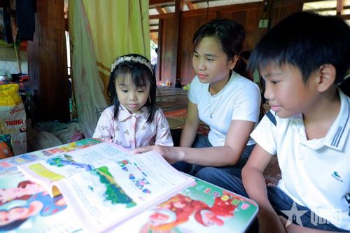 Hai anh em Hoàng Hà Anh Quân và Hoàng Thùy Dương ở bản Muống (xã Sơn Thủy) không còn nỗi lo vượt đường xa, lội sông suối đến trường.