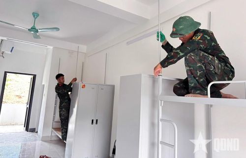 Bộ đội lắp giường, tủ tại phòng ở của học sinh.