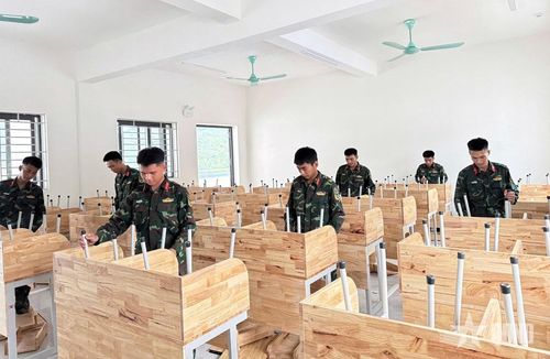 Bộ đội Trung đoàn 762, Bộ CHQS tỉnh Thanh Hóa tăng cường lực lượng tham gia xây dựng Trường phổ thông nội trú Tiểu học và Trung học cơ sở xã Bát Mọt, tỉnh Thanh Hóa.