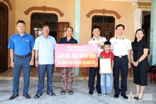 Đại tá Vũ Xuân Hòa, Lữ đoàn trưởng Lữ đoàn 83 trao quyết định nhận đỡ đầu các cháu là con ngư dân có hoàn cảnh khó khăn tại tỉnh Quảng Trị.