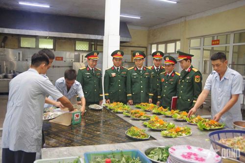 Đoàn công tác Sư đoàn 324 kiểm tra khâu chế biến, bố trí thực phẩm tại Trung đoàn 335.