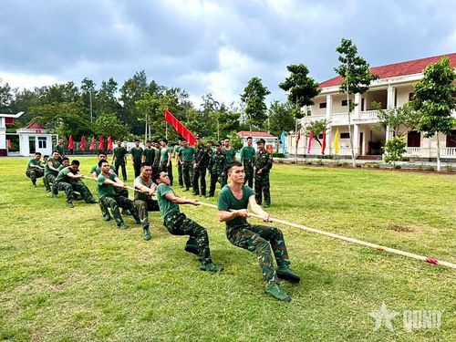 Các chiến sĩ Trung đoàn Hỗn hợp 39 tham gia trò chơi kéo co.