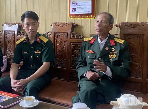 Cựu chiến binh Nguyễn Chính Quy (bên phải) kể về những ký ức không phai mờ của mình ở chiến trường Quảng Trị.