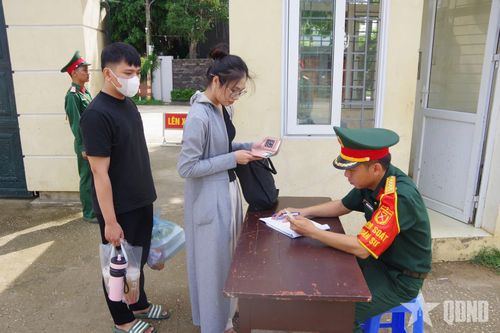 Hướng dẫn, làm thủ tục cho gia đình, thân nhân cán bộ, chiến sĩ vào thăm đơn vị, bảo đảm chặt chẽ, đúng quy định