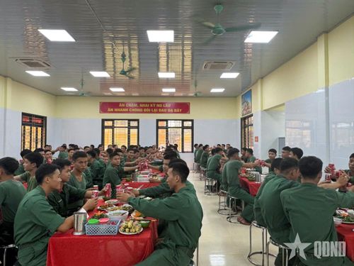 Bữa cơm ngày Quốc khánh được tổ chức chu đáo, tạo không khí đầm ấm, vui tươi, gắn kết cán bộ, chiến sĩ.