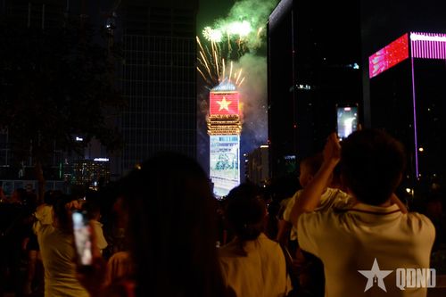 Pháo hoa tầm thấp trên tòa tháp Saigon Marina IFC (phường Sài Gòn).