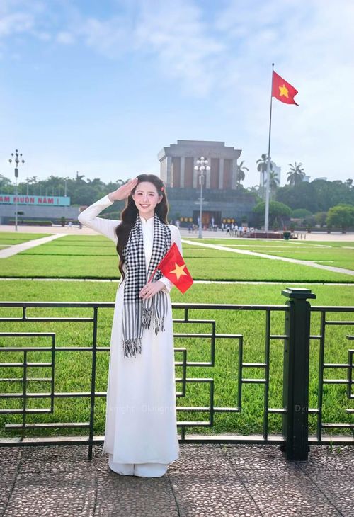 Là một người mẫu ảnh, vốn quen thuộc với ống kính, nhưng khoảnh khắc đứng giữa Ba Đình lịch sử vẫn mang đến cho Ngọc Hà cảm xúc hoàn toàn khác biệt.