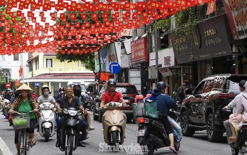 Tại các khu dân cư, cờ Tổ quốc cũng được treo đồng loạt trước cửa nhà. Nhiều con ngõ, tuyến phố trở nên nổi bật với những hàng cờ đỏ nối tiếp nhau.