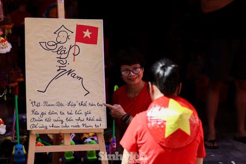 Với nhiều người, những ngày lễ là dịp để gặp gỡ bạn bè và ghi lại những hình ảnh đặc biệt của Hà Nội. Các góc phố ngập cờ đỏ trở thành điểm chụp ảnh được nhiều người lựa chọn.