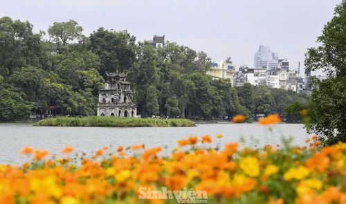 Khu vực hồ Hoàn Kiếm là một trong những điểm thu hút đông người. Các gia đình, nhóm bạn trẻ xuống phố từ sớm, nhiều người mang theo cờ Tổ quốc để chụp ảnh.